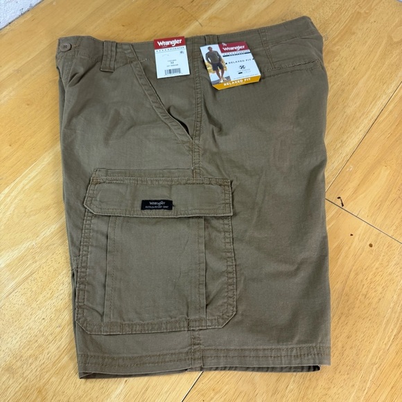 Men's Wrangler Relaxed Fit 32 Cargo Shorts Olive Green - Picture 3 of 6